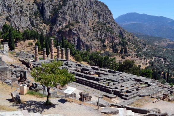 Ruinas del Templo de Apolo en Delfos