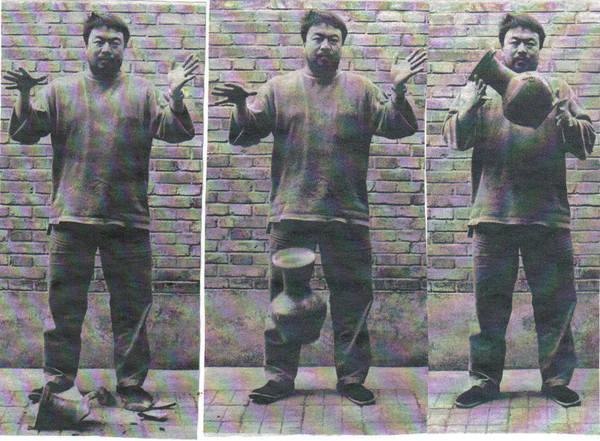 Tirando al suelo una urna de la dinastía Han. Autor: Ai Weiwei