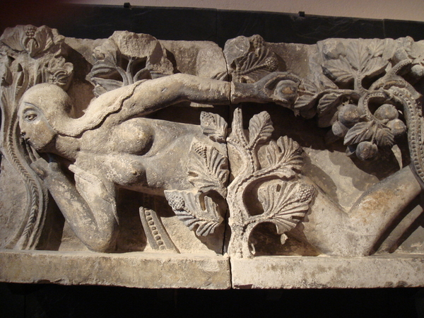 Siglo XI. Eva de Autun del escultor Gislebert. Considerada la primera mujer seductora del arte occidental desde la Caída del Imperio Romano Siglo XI. Eva de Autun del escultor Gislebert. Considerada la primera mujer seductora del arte occidental desde la Caída del Imperio Romano
