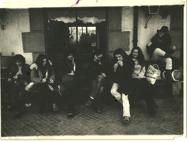 En la estación de tren de Los Molinos hacia 1981. De izquierda a derecha: Inma Crespo, Cristina Vidal, Luis Otero, Alvaro Toca, Fernando Loygorri, Carola García e Inés París. Fotografía de Valentín Álvarez En la estación de tren de Los Molinos hacia 1981. De izquierda a derecha: Inma Crespo, Cristina Vidal, Luis Otero, Alvaro Toca, Fernando Loygorri, Carola García e Inés París. Fotografía de Valentín Álvarez