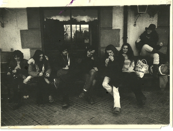 En la estación de tren de Los Molinos hacia 1981. De izquierda a derecha: Inma Crespo, Cristina Vidal, Luis Otero, Alvaro Toca, Fernando Loygorri, Carola García e Inés París. Fotografía de Valentín Álvarez