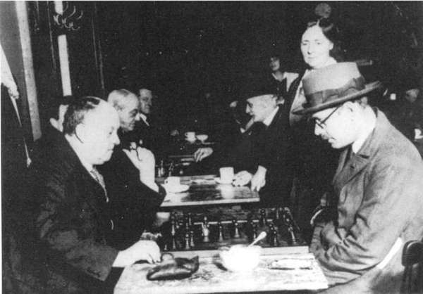 Fernando Pessoa -con sombrero- jugando al ajedrez con Aleister Crowley, también conocido como Frater Perdurabo o La Gran Bestia que fue un influyente ocultista, místico y mago ceremonial Fernando Pessoa -con sombrero- jugando al ajedrez con Aleister Crowley, también conocido como Frater Perdurabo o La Gran Bestia que fue un influyente ocultista, místico y mago ceremonial