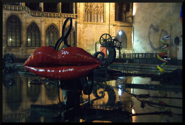 Detalle de la fuente de la Place Igor Stravinsky en Paris Detalle de la fuente de la Place Igor Stravinsky en Paris