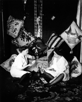 Chicas jugando a las cartas. Storyville. Bellocq ca.1907 Chicas jugando a las cartas. Storyville. Bellocq ca.1907