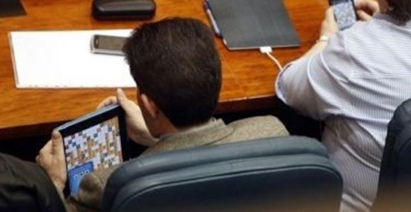 Asamblea de Madrid. Diputados del Partido Popular jugando con sus tabletas mientras se vota la privatización de la sanidad