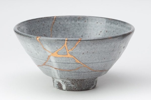 Kintsugi arte de reparación de cerámica con oro y laca