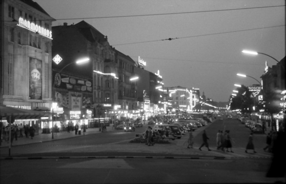 Kurfürstendamm ab dem Breitscheidplatz en Berlin Charlottenburg. Julio 1957