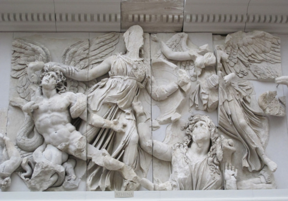 Fagmento de la Gigantomaquía en el Altar de Zeus en Pérgamo. s. II a.C.
