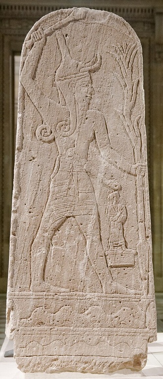 Estela de Baal con un rayo encontrada en las ruinas de Ugarit Estela de Baal con un rayo encontrada en las ruinas de Ugarit