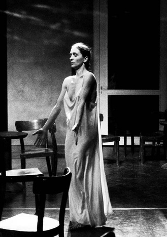 Pina Bausch. Café Müller 1985. Fotografía de Ulli Weiss Pina Bausch. Café Müller 1985. Fotografía de Ulli Weiss