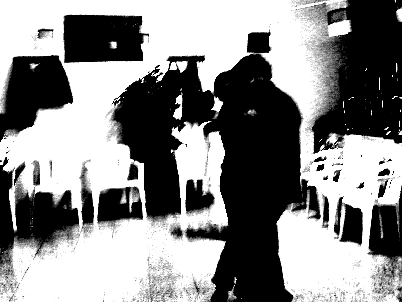 Baile tirando a oscuro entre tanto blanco. Perteneciente a la Serie fotográfica Espasmos de Olmo Z. realizada en fecha desconocida.
