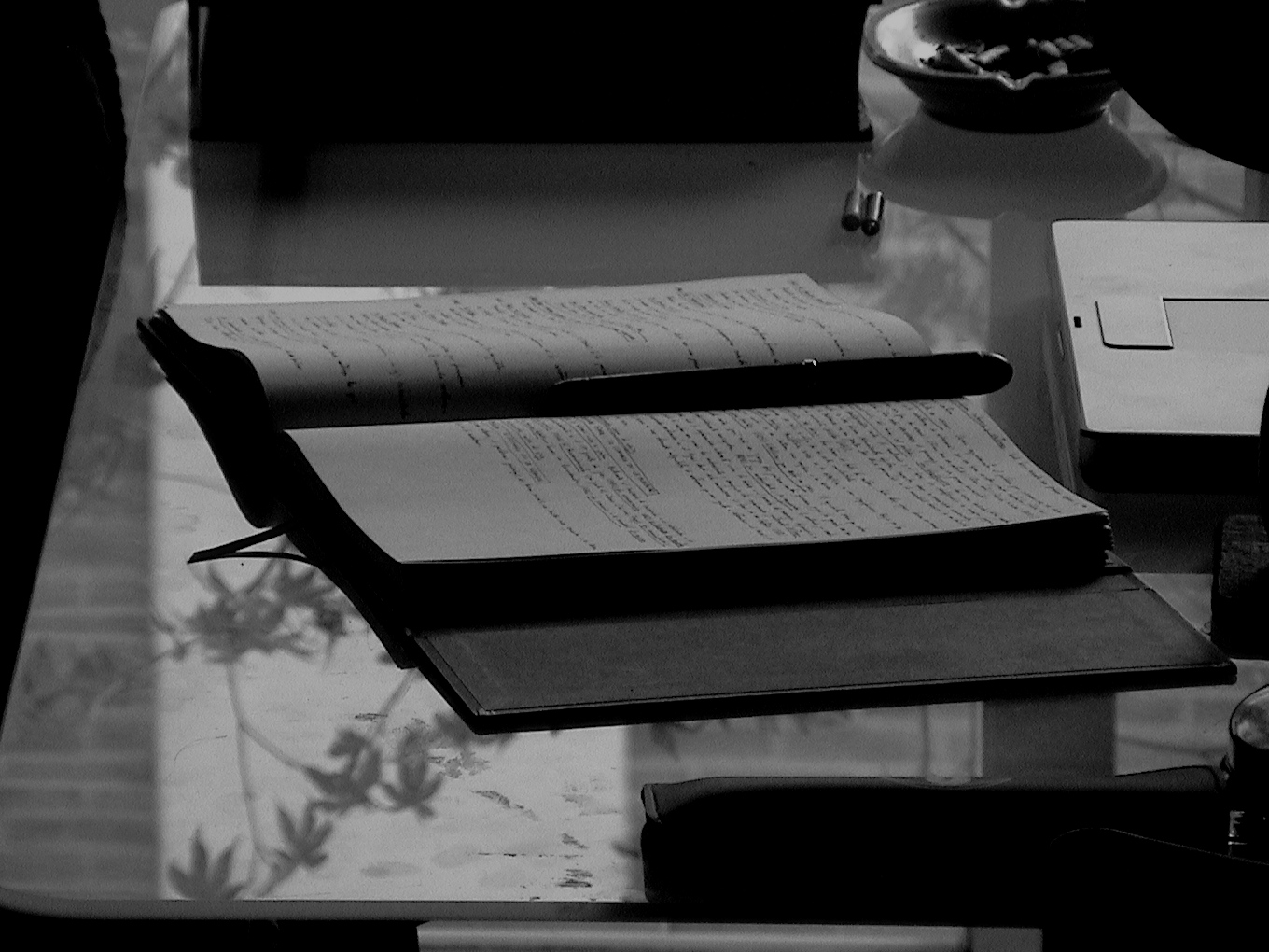 Cuaderno, pluma y mesa de poliuretano en gris. Fotografía de Olmo Z. de la serie Textos. 2015 Cuaderno, pluma y mesa de poliuretano en gris. Fotografía de Olmo Z. de la serie Textos. 2015
