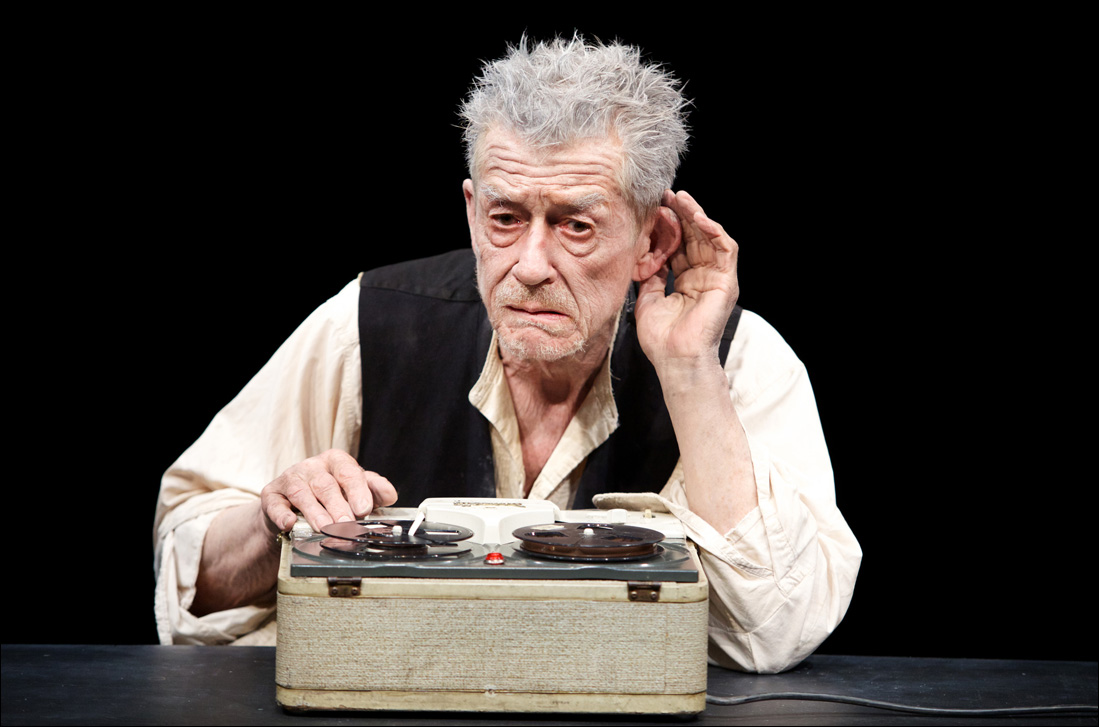 John Hurt interpretando a Krapp John Hurt interpretando a Krapp