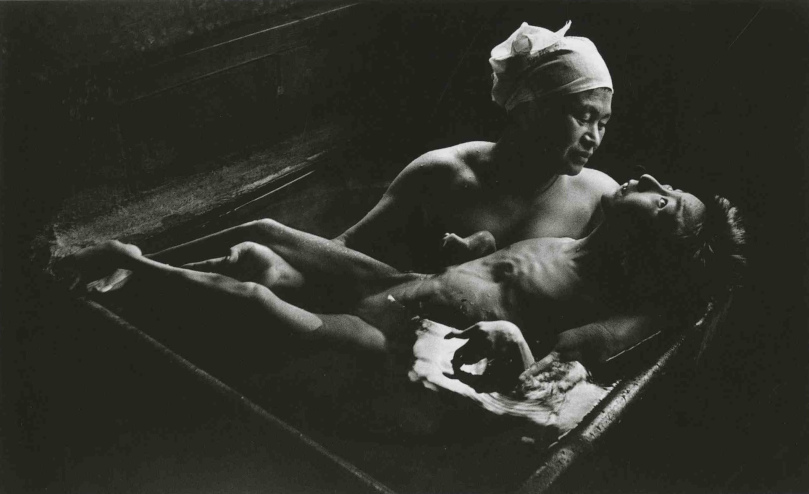 Ryoko Uemura baña a su hija Tomoko. Fotografía de Eugene Smith 1971 Ryoko Uemura baña a su hija Tomoko. Fotografía de Eugene Smith 1971