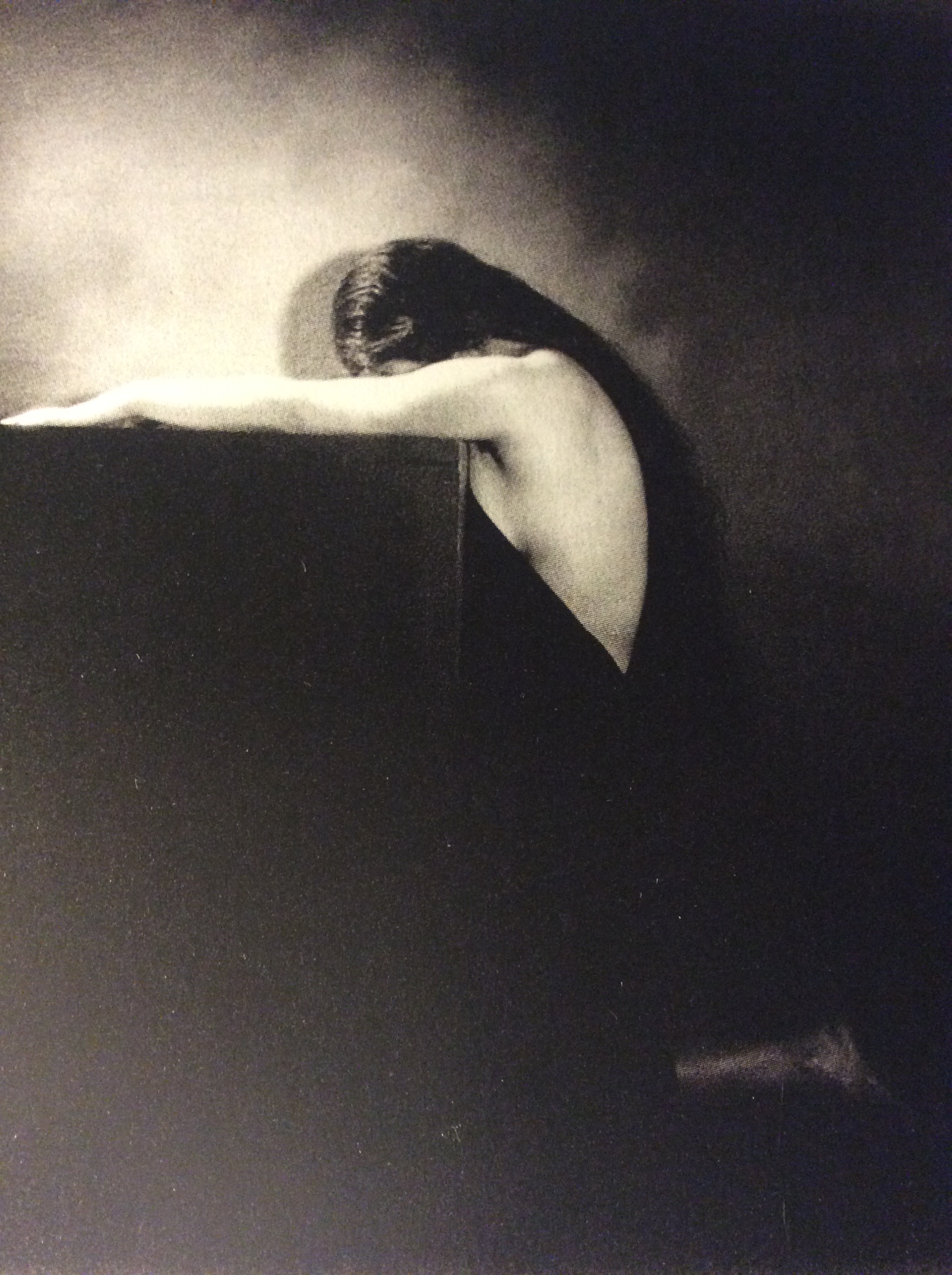 Las lluvias del oeste llegarán. Fragmento de una fotografía de André Garban c. 1930. Impresión en gelatina de bromuro de plata