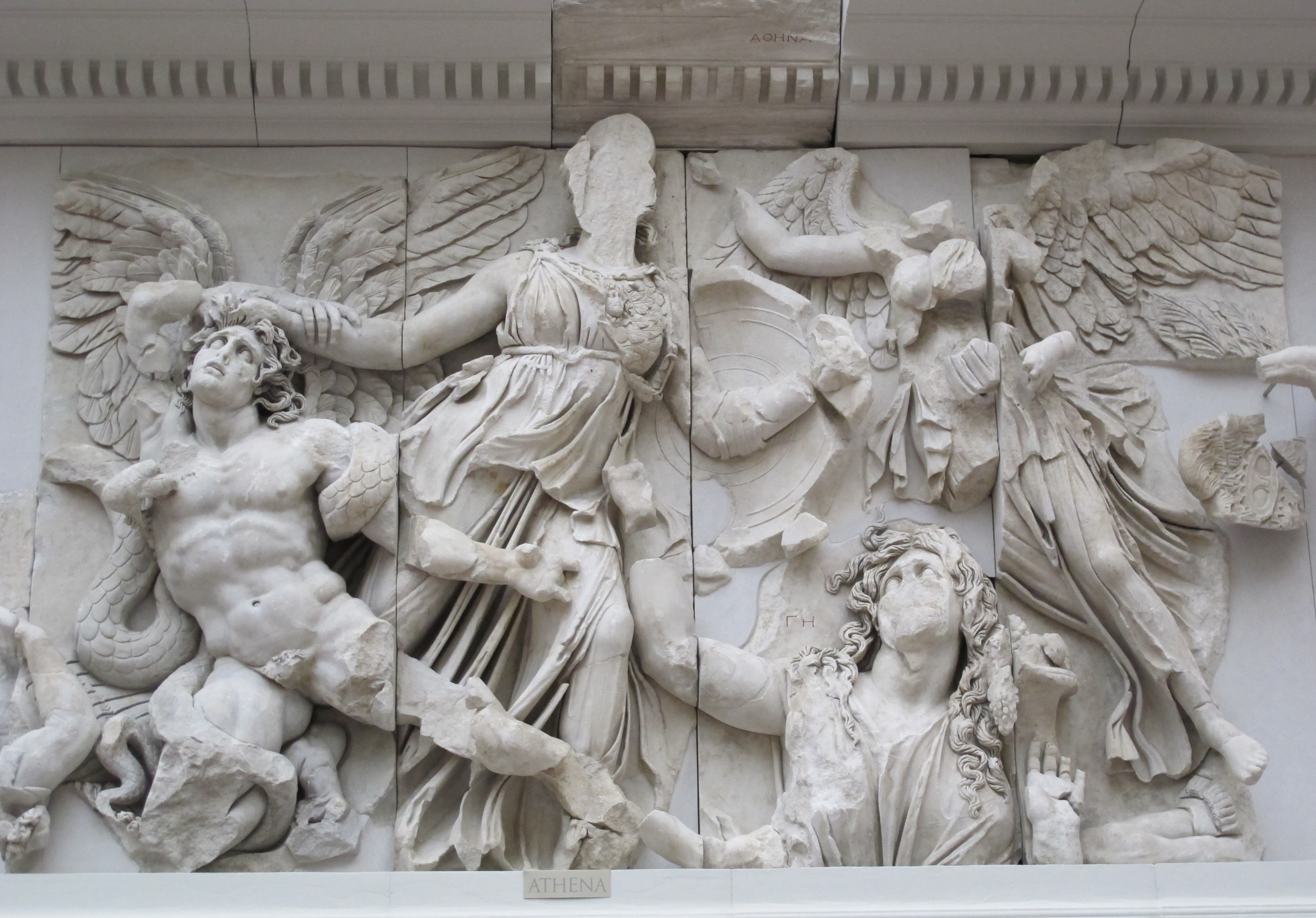 Fagmento de la Gigantomaquía en el Altar de Zeus en Pérgamo. s. II a.C. Fagmento de la Gigantomaquía en el Altar de Zeus en Pérgamo. s. II a.C.