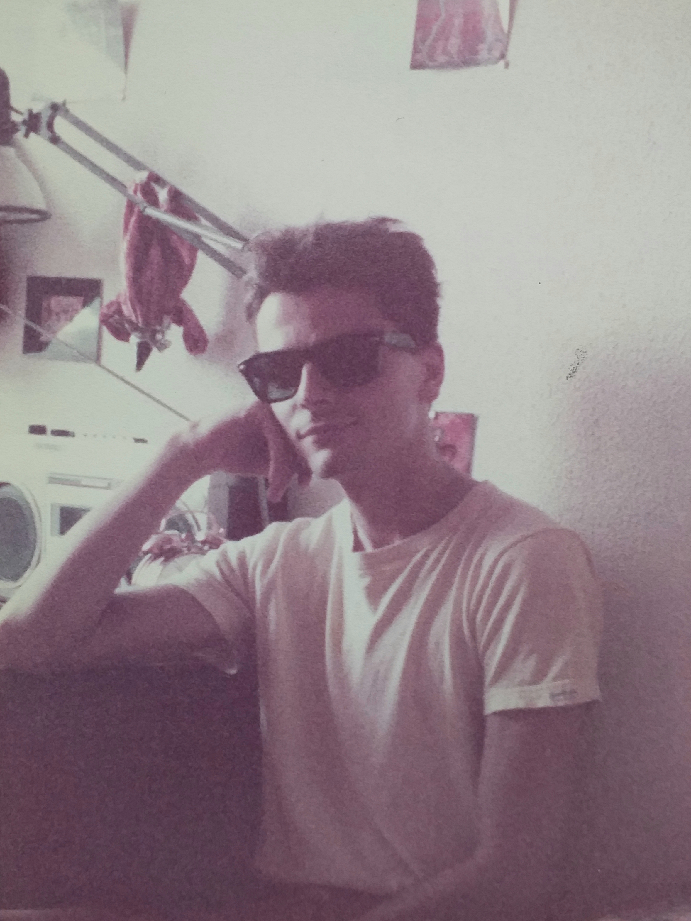 Años 80. Foto enviada hace unos días por Nahia. Era joven y escritor. Años 80. Foto enviada hace unos días por Nahia. Era joven y escritor.