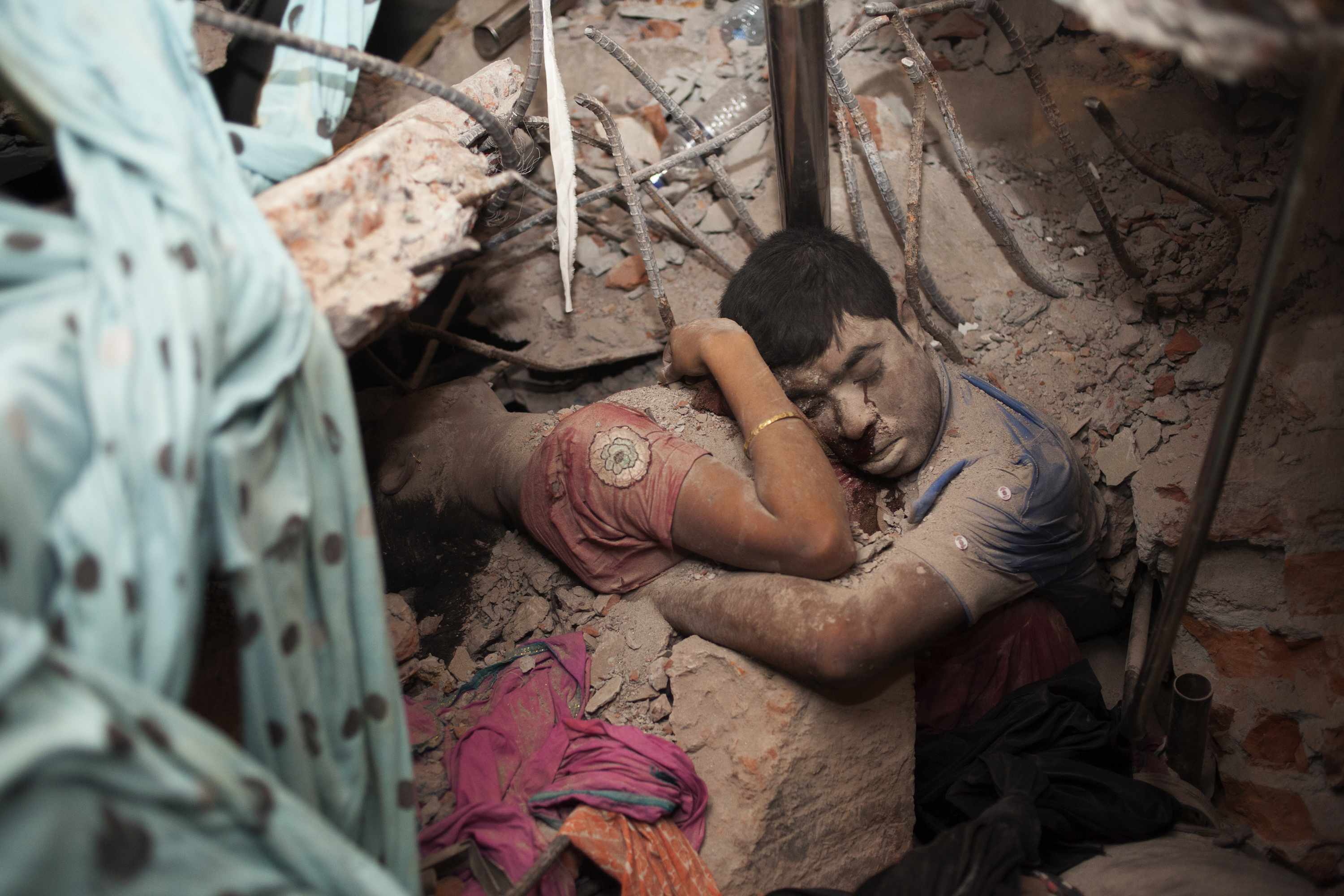 El abrazo y la muerte. Fotografía de Taslima Akhter 2013 El abrazo y la muerte. Fotografía de Taslima Akhter 2013