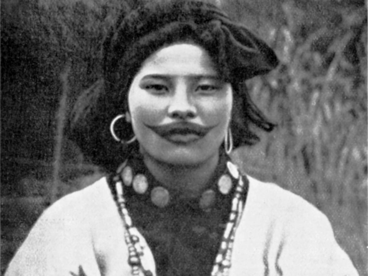 Mujer ainu con su bigote tatuado en azul pizarra